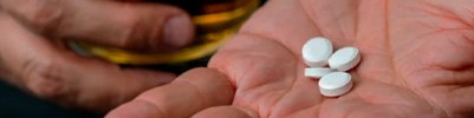 Как алкоголь взаимодействует с парацетамолом: опасности для печени и здоровья